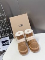 UGG秋冬厚底雪地靴 lisa 海莉 jennie同款 一款增高神器～显高还又拉腿长 看多了经典款 需要一些点缀 成为寒冬流行穿搭的主流趋势 漫长的冬日还有什么