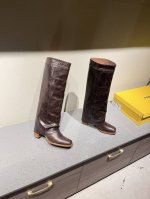 FENDI 芬迪 24ss秋冬新款 木纹粗跟 裤筒靴 长靴 芬迪木纹粗跟设计灵感改创于今年秀场的主推系列鞋履。 近两年最流行的方头元素，靴子的裤筒工艺 木纹喷涂
