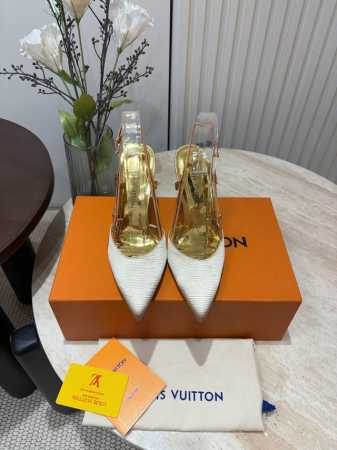 顶级品质 Loui* Vuitte** 新款梅花跟缎面凉鞋 这款吊带高跟鞋的精致迭代结合了缎子。这个鞋形的特点是它的尖头和圆形字母组合花形状的优雅鞋跟。可调节的 - 点击图像关闭