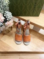 P340 Gucci 巴黎春 Damita 马德拉刺绣帆布麻底坡跟凉鞋 Gucci 这款 “Damita” 麻底凉鞋以轻盈帆布制成，装饰有辨识度十足的 “Gg”