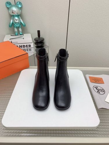 出厂 高版本 Hermes ss24 new arrival 秋冬新品kelly扣短靴 永不过时的万年经典 款鞋型秀气精致， 搭配经典kelly扣装饰，高级感瞬