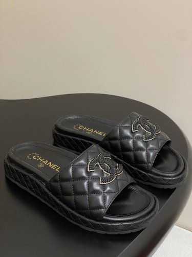 25Ss春夏新款Chanel 小香经典菱格双C扣厚底凉拖鞋 经典菱格包边 菱格大双C扣凉拖鞋 俏皮又不失千金风 满满的精致感 妥妥的行走白富美 甜度百分百 美的