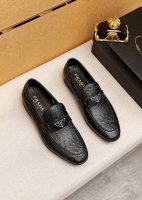 商品商标：PRADA 普拉达｝休闲皮鞋 正码码数: 38-44 45订制 商品材料：精选 进口头层小牛皮压花鞋面+奢华五金扣，进口水染牛皮内里。强烈立体视觉效果