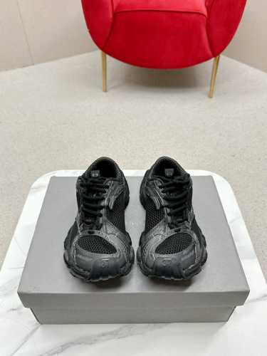 纯原版本Balenciaga Stapler 巴黎世家十四代又名订书机情侣款！ 秋冬系列 官方同步 在延续 Balenciaga Runner 轮廓和复杂鞋面塑
