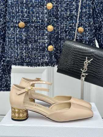 厂价 Dior 迪奥24S春夏新品 中空圆跟凉鞋 鞋面采用进口小牛漆皮 内里采用羊皮内里 意大利进口牛皮大底 跟高：4cm 8cm 码数：35-39 40 41 - 点击图像关闭