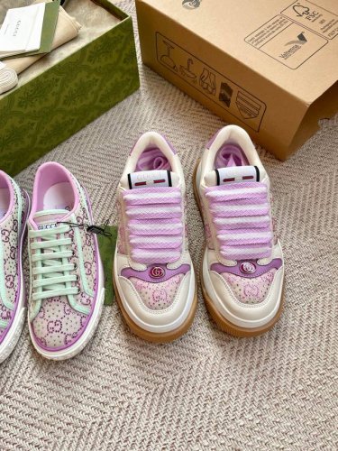 橙子出厂价p gucci 古驰 胖嘟嘟厚底脏脏鞋 运动鞋 胖丁小脏鞋 休闲鞋板鞋 水钻# 侧面饰有条纹织带 并点缀复古标识 这款运动鞋采用帆布材质 紫色皮革细节