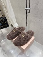 miumiu 2024新款羊毛拖鞋甜美清新，真的太容易捕获少女的心散发出独特时尚美感，怎么会这么好看越看越上头 甄选对版羊毛面料，羊皮内里 私模橡胶防滑大底 尺