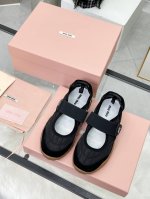 miu Miu 25Ss 春夏新款走秀Miumiu 德训 休闲鞋秀场工艺来自Miu Miu系列的细节特写 新季的潮流此刻挚爱的概念，多元对撞，传达现代风格~ 怎
