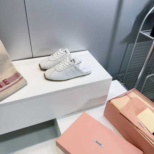 高品质出厂 ！顶级品质Miumiu缪缪 25春夏走秀新款复古阿甘德训鞋休闲包头半拖！这款简单很随意不羁复古颜值满分，又能体现单宁美感 整双鞋子设计简绚约时尚上脚