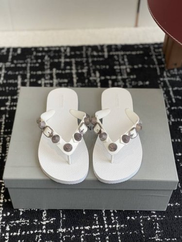 代购级 balenciaga 25Ss 沙滩 这是一双经典的人字拖 主体由浅棕色的鞋底与黑色的鞋带构成 鞋底表面有细腻的纹理 不仅增加了与脚底的摩擦力 行走时更