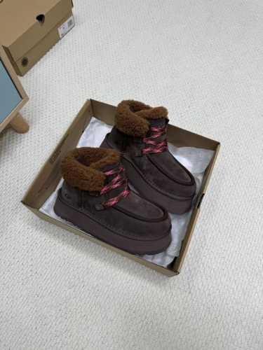 UGG 编号：3954 24秋冬最新款雪地靴！羊毛领口上下呼应设计！勾勒出UGG品牌logo 凸显高端大气 ！采用澳洲进口羊皮毛内里，冬季保暖效果超赞 面料：进
