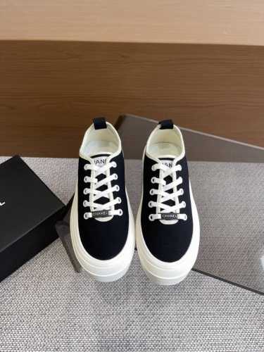 Chanel 香奈儿25ss隐藏中古款帆布鞋 Vintage感满满 中古复刻款 帆布鞋适配春夏 黑白拼接就很Chanel 配合袜子就很复古学院的感觉码数：35-