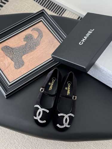 P340 Chanel 25C新款大Logo乐福鞋上新 新款首发，巨经典的一款乐福鞋。 鞋面天鹅绒 内里羊皮 真皮大底 Size:35-39 其它码数定做