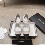 chanel25春夏高定秀场发布系列 新款小香尖头粗跟中空玛丽珍单鞋 本季最仙玛丽珍大爆款，每一期玛丽珍都被抢光，今年衣橱的Top肯定属它了，上脚百搭超显瘦，真