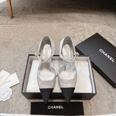 chanel25春夏高定秀场发布系列 新款小香尖头粗跟中空玛丽珍单鞋 本季最仙玛丽珍大爆款，每一期玛丽珍都被抢光，今年衣橱的Top肯定属它了，上脚百搭超显瘦，真