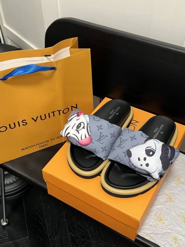 橙子出厂价p louis Vuitton 路易威登 Lv新款个性印花魔术贴拖鞋 平底凉拖 情侣款 码数 35-45