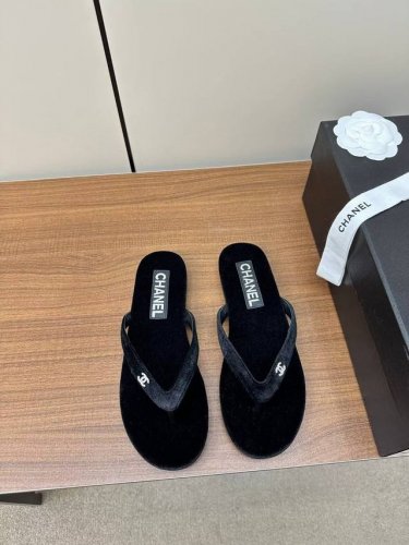 Chanel香奈儿夹脚人字拖 Chanel2024香奈儿最新爆款夏季夹脚拖鞋、百搭显脚瘦气质款，颜值爆棚的一款拖鞋，任意搭配都很绝！懒人拖鞋值得推荐 鞋面：天鹅