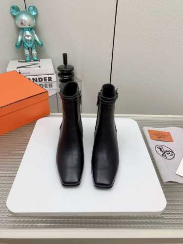 出厂 高版本 Hermes ss24 new arrival 秋冬新品kelly扣短靴 永不过时的万年经典 款鞋型秀气精致， 搭配经典kelly扣装饰，高级感瞬