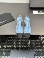 chane+L 经典Slingback 小香后空凉鞋 就像Coco香奈儿女士说的：流行稍纵即逝，但风格永存！这双后空鞋就是香家经典中的经典！双色搭配，简约精致，