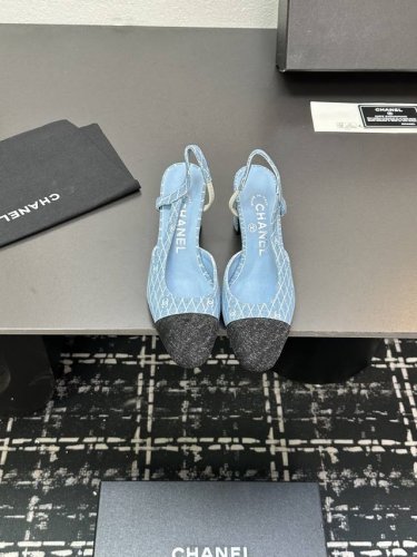 chane+L 经典Slingback 小香后空凉鞋 就像Coco香奈儿女士说的：流行稍纵即逝，但风格永存！这双后空鞋就是香家经典中的经典！双色搭配，简约精致，