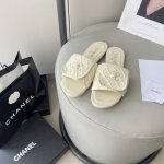 橙子出厂价p chanel 香奈儿春夏新款 经典书包扣翻盖毛织拖鞋 经典永不过时 翻盖式书包锁扣设计风格 显瘦百搭 穿不腻的拖鞋 脚感非常舒适 凸显优雅的爆品