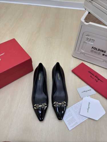 经典五金扣件 鎏金工艺 Ferragamo 黑色 25 菲拉格慕 平底鞋拖鞋 今期高频曝光 人对Fam刮目相看加上各路明星 更加适合日常着用之余 加上今年大热蝴