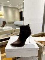 价格： 卡萨帝 Casadei 女王的高跟鞋，来自意大利顶级鞋履品牌 是由Quinto Casadei于1958年在意大利圣毛罗帕斯科利创立。 Casadei