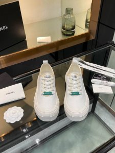 chanel* 小香2025Ss最新休闲鞋，目前超级流行的饼干鞋 网红明星小红书狂追热推 发售蠢萌可爱的造型带了点复古味！ 造型特殊，很有辨识度， 显瘦显腿长，