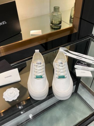 chanel* 小香2025Ss最新休闲鞋，目前超级流行的饼干鞋 网红明星小红书狂追热推 发售蠢萌可爱的造型带了点复古味！ 造型特殊，很有辨识度， 显瘦显腿长，