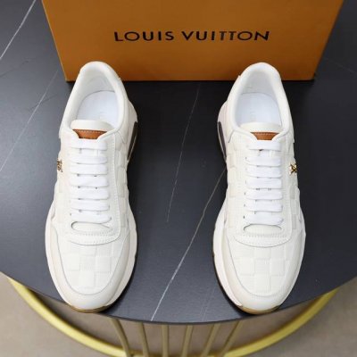 品牌：Lv路易威登 标准码：男码38 44 45可以定做 等级：官网同款 材料：原版皮料 羊皮内里 原版耐磨柔软大底 款式类别：休闲运动版 年轻时尚 欧美潮流