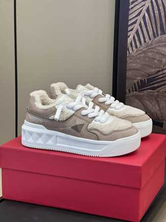 顶级品质 Valenti no fw24 new arrival～ v家24秋冬毛毛鞋新品 情侣款哦 今后的运动鞋加皮毛一体内里 好穿增高 保暖，真是绝绝子单品 - 点击图像关闭