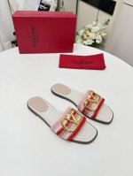 出厂p橡胶底 、真皮底240、Valentino.华伦天奴 25最新系列 手工编织细节完美 非常亮眼的走秀系列推出 码数：35一43 41 42 43定做