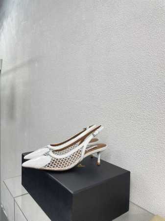 网孔材质 后空中跟凉鞋 6.5Cm Alaia 胶片凉鞋来自巴黎 一见倾心 白色 桃心 爱拉拉还有另外性感的一面 配上不同款式，不同风格都能轻松驾驭，无论牛仔裤 - 点击图像关闭