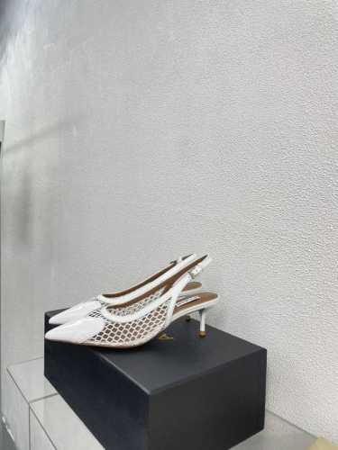 网孔材质 后空中跟凉鞋 6.5Cm Alaia 胶片凉鞋来自巴黎 一见倾心 白色 桃心 爱拉拉还有另外性感的一面 配上不同款式，不同风格都能轻松驾驭，无论牛仔裤