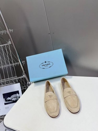 Prada普拉达新款三角标时装乐福鞋 顶级品质，版型超正，复古时尚经典单品 巴黎时装周第一场分量十足的大秀场打造的新品 灵感由p家主设计师巧妙结合在完美鞋型上.