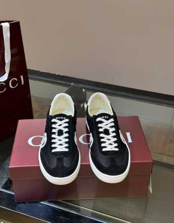 Gucc* 德训鞋24Ss春夏新品，男士运动鞋出货，这款运动鞋设计灵感源自意大利海岸的夏日风情和海滩俱乐部。低调内敛的互扣式双g巧妙呼应贯穿该系列的含蓄设计美学 - 点击图像关闭
