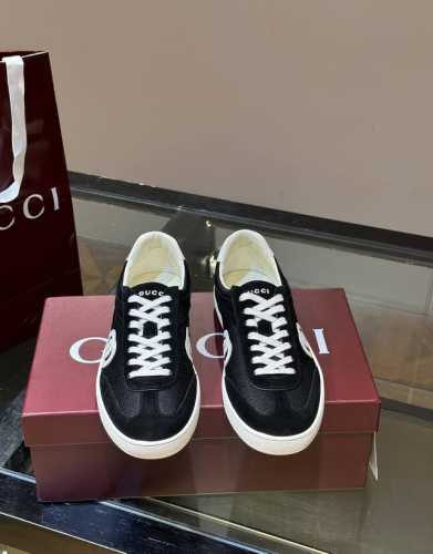 Gucc* 德训鞋24Ss春夏新品，男士运动鞋出货，这款运动鞋设计灵感源自意大利海岸的夏日风情和海滩俱乐部。低调内敛的互扣式双g巧妙呼应贯穿该系列的含蓄设计美学