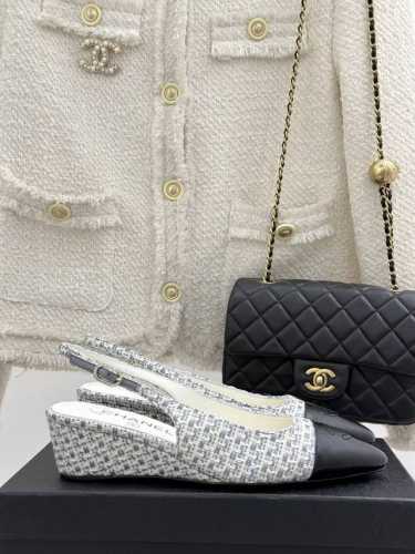 厂价 Chane*｜小香25C春夏新品 坡跟拼色后空凉鞋 绝美的坡跟经典系列凉拖～ 比平底更显脚瘦显腿长 超有质感 搭配袜子穿也很高级 各种场合轻松Hod住～春