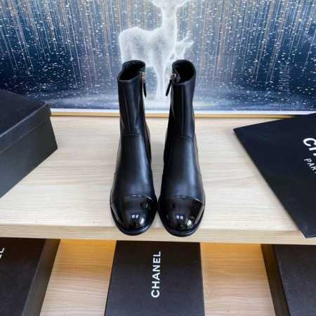 出厂 CHANEL 』香奈儿最新马丁靴系列！顶走级秀系列秋冬主季打款，超爆级款的节奏！出行必备单品！随意搭配么怎穿都好看 值得收鞋入柜的一款美鞋实超物级美 面料 - 点击图像关闭