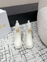 顶级版本 Di0R 迪奥 24 最新 秋冬新款 切尔西短靴 Dior Empreinte 靴子的可调节带上带有“Cd”标志，彰显经典设计。经久不衰的马靴造型 打