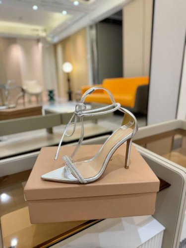 价格P： 吉安维托 罗西 Gianvito Rossi 露趾凉鞋搭配细高跟，性感而精致。 吉安维托 罗西 Gianvito Rossi 秉承了其传统意大利工艺，