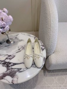 出厂价 顶级版本 Prad*新款蝴蝶结平底鞋芭蕾鞋 升级深口设计 经典三角标 蝴蝶结装饰俏皮减龄 脚感舒适 经典百搭款 鞋面原版牛漆皮 内里垫脚羊皮 原版开模大