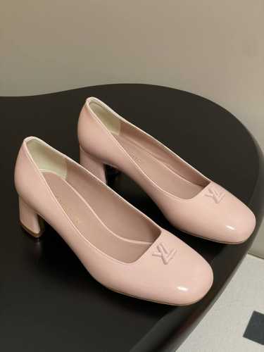 25Ss早春新款Louis Vuitton Lv Swing 高跟鞋最火最新金属跟玛丽珍后空粗跟凉鞋字母标高跟单鞋 选用柔软 皮革塑造易于穿脱的设计，以利落线条