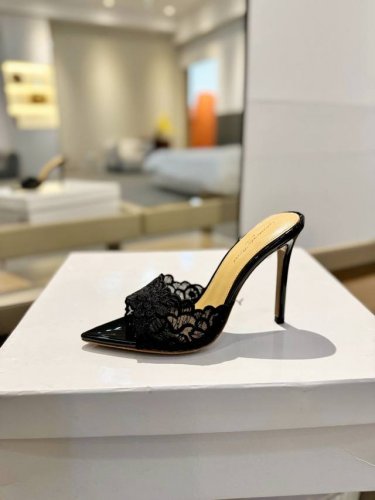 价格P： Gianvito Rossi 经典款尖头电绣高跟鞋，它的出现就像夜空中最璀璨的星辰。经典的款式，永恒的魅力，电绣的图案更是为其增添了梦幻的色彩。每一步