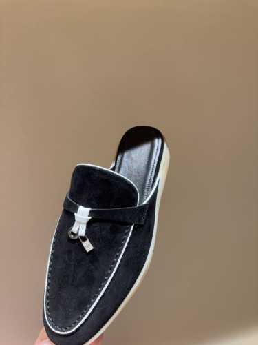 loro Piana 诺悠翩雅代购级平底拖鞋。这款绒面拖鞋搭配饰有Loro Piana My Charms 吊坠的饰带，并饰以同色缝线。精致柔美，适合搭配都市和