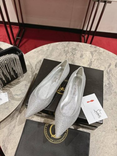 满钻单鞋W. 定做不退不换 Christian Louboutin 红底满钻高跟鞋，灯光下光芒四射奢华感拉满，红底醒目有腔调。精致工艺上脚舒适，既能在婚礼惊艳全