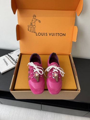 顶级版本 配饰20 louis Vuitton路易威登驴牌春夏Sneakerina系列 芭蕾运动鞋 德训鞋 情侣款 Sneakerina 芭蕾风运动鞋以丝滑绒面