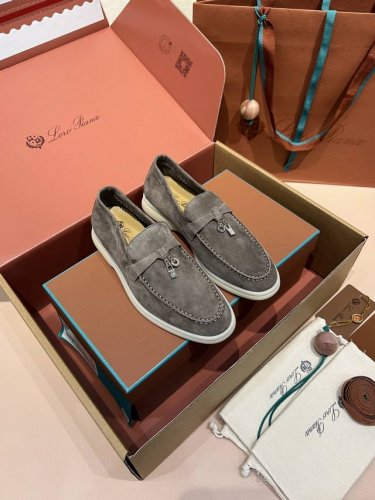 暗夜棕 认准Lp诺悠翩雅顶级公司货 Loro Piana 女鞋 Lp经典半拖，舒适休闲的软皮平地鞋，采用柔软的无衬里绒面牛皮革制作，浅色橡胶鞋底，是Loro P
