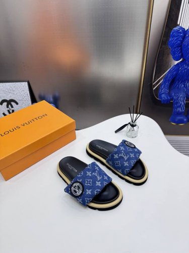 橙子出厂价p louis Vuitton 路易威登 Lv新配色 休闲魔术贴拖鞋 平底凉拖 情侣款 专柜同步更新 鞋面采用独一无二的驴家独特面料 面料轻盈透气 超