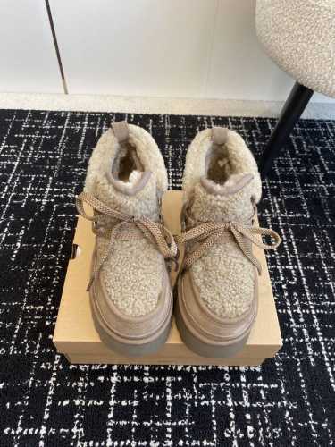 代购级 UGG 油叽叽 经典款 厚底 坡跟 系带短靴 毛靴 原版购入开发 做货 UGG这款高跟雪地靴真的打破了传统以来厚底靴的风格 太有设计个性了，深得少女心啊